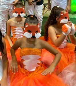 Crianças do Colégio Pequeno Polegar fazendo apresentação de dança.